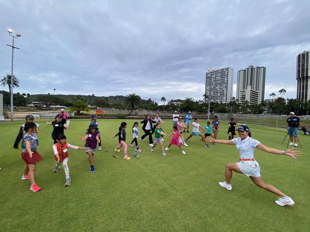 畑岡奈紗さんのインスタグラム写真 - (畑岡奈紗Instagram)「I also participated in an event with junior girls golfer! Hilton Grand Vacations has been a great partner for LPGA but in addition to being the title sponsor of the season opener, HGV has been supporting in junior golf activities as well.  This time, we were able to have such an amazing opportunity with the support of HGV, LPGA*USGA Girls Golf, and the Hawaii State Junior Golf Association. I was happy to see many juniors asking questions while demonstrating at the practice range and being surprised by my shots. I would be really excited if we could do many more activities like this in the future!  ハワイの女子ジュニアゴルファー達とのイベントにも参加させて頂きました！ Hilton Grand VacationsはLPGAの開幕戦のメインスポンサーだけでなく、ジュニアの育成活動などにも取り組んでいます。  今回はHGV•LPGA•ハワイ州ジュニアゴルフ協会ご支援のもと、このような機会を頂きました。  練習場でショットしながらたくさんのジュニアの子供達が質問をしてくれたり、私のショットに驚いてくれたり色々な反応が見られて嬉しかったです。  これから、もっとこのような活動をスポンサーさんと共にできたら嬉しいです！ @hiltongrandvacations  @hiltongrandvacationsjp  @girlsgolf  @lpga_tour」4月16日 17時27分 - nasahataoka