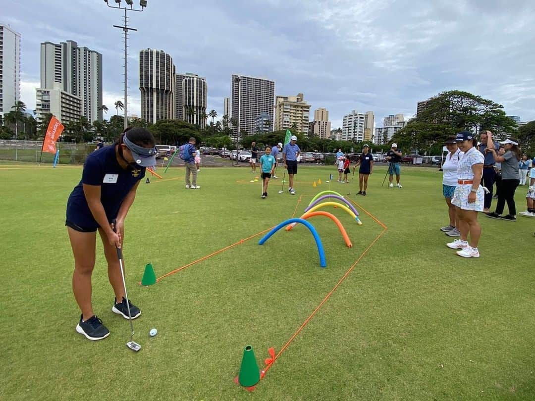 畑岡奈紗さんのインスタグラム写真 - (畑岡奈紗Instagram)「I also participated in an event with junior girls golfer! Hilton Grand Vacations has been a great partner for LPGA but in addition to being the title sponsor of the season opener, HGV has been supporting in junior golf activities as well.  This time, we were able to have such an amazing opportunity with the support of HGV, LPGA*USGA Girls Golf, and the Hawaii State Junior Golf Association. I was happy to see many juniors asking questions while demonstrating at the practice range and being surprised by my shots. I would be really excited if we could do many more activities like this in the future!  ハワイの女子ジュニアゴルファー達とのイベントにも参加させて頂きました！ Hilton Grand VacationsはLPGAの開幕戦のメインスポンサーだけでなく、ジュニアの育成活動などにも取り組んでいます。  今回はHGV•LPGA•ハワイ州ジュニアゴルフ協会ご支援のもと、このような機会を頂きました。  練習場でショットしながらたくさんのジュニアの子供達が質問をしてくれたり、私のショットに驚いてくれたり色々な反応が見られて嬉しかったです。  これから、もっとこのような活動をスポンサーさんと共にできたら嬉しいです！ @hiltongrandvacations  @hiltongrandvacationsjp  @girlsgolf  @lpga_tour」4月16日 17時27分 - nasahataoka