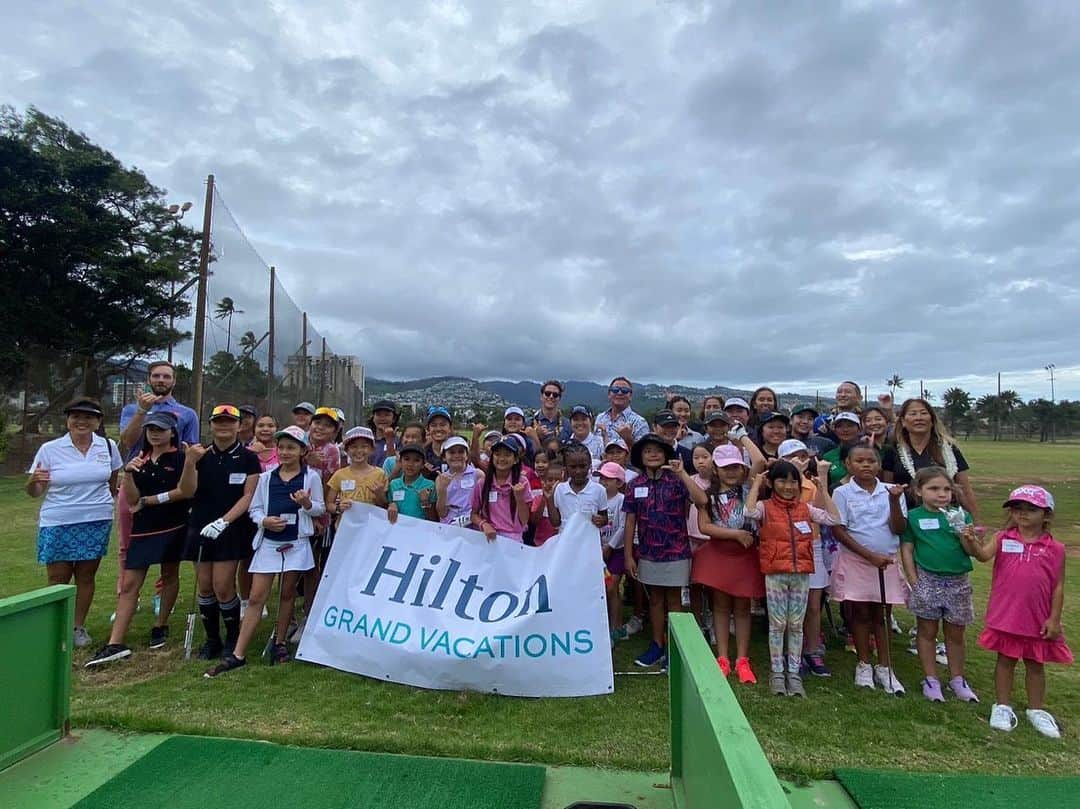 畑岡奈紗のインスタグラム：「I also participated in an event with junior girls golfer! Hilton Grand Vacations has been a great partner for LPGA but in addition to being the title sponsor of the season opener, HGV has been supporting in junior golf activities as well.  This time, we were able to have such an amazing opportunity with the support of HGV, LPGA*USGA Girls Golf, and the Hawaii State Junior Golf Association. I was happy to see many juniors asking questions while demonstrating at the practice range and being surprised by my shots. I would be really excited if we could do many more activities like this in the future!  ハワイの女子ジュニアゴルファー達とのイベントにも参加させて頂きました！ Hilton Grand VacationsはLPGAの開幕戦のメインスポンサーだけでなく、ジュニアの育成活動などにも取り組んでいます。  今回はHGV•LPGA•ハワイ州ジュニアゴルフ協会ご支援のもと、このような機会を頂きました。  練習場でショットしながらたくさんのジュニアの子供達が質問をしてくれたり、私のショットに驚いてくれたり色々な反応が見られて嬉しかったです。  これから、もっとこのような活動をスポンサーさんと共にできたら嬉しいです！ @hiltongrandvacations  @hiltongrandvacationsjp  @girlsgolf  @lpga_tour」