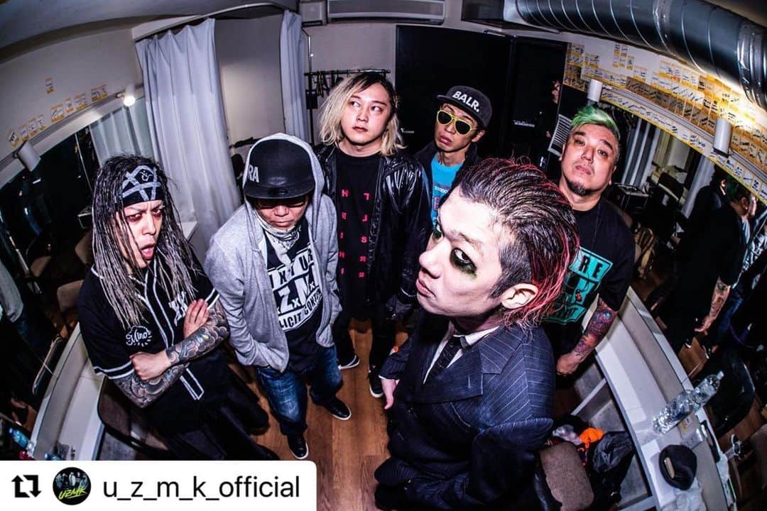のインスタグラム：「5周年おめでとうございます㊗️  #Repost @u_z_m_k_official with @use.repost ・・・ アメ村BEYONDありがとうございました！ そしてBEYOND5周年おめでとうございます㊗️㊗️🍾🎊🎉㊗️㊗️ 今後とも宜しくお願い致します！💪  #UZMK」
