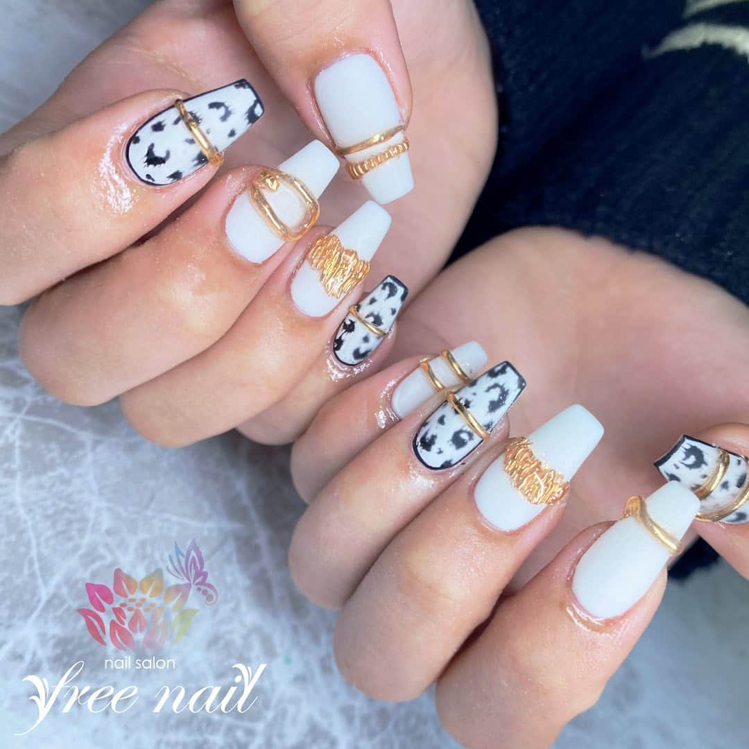 ネイルアーティストRYのインスタグラム：「. Spring ❁.｡.:* . 🐆🤍🖤 . . . #ネイリスト #ネイルアーティスト #ネイルアート #ネイルチェンジ #ネイルサロン #大阪ネイルサロン #ネイルスクール #ネイル動画 #ジェルネイル #ネイルデザイン #アニマルネイル #レオパードネイル #リングネイル #メタリックネイル #マットネイル #立体ネイル #デザインネイル #トレンドネイル #きれいめネイル #大人ネイル #ワンホンネイル #韓国ネイル #春ネイル #springnails #nails #nailsofinstagram #nailist #nailartist #美甲 #日式美甲」