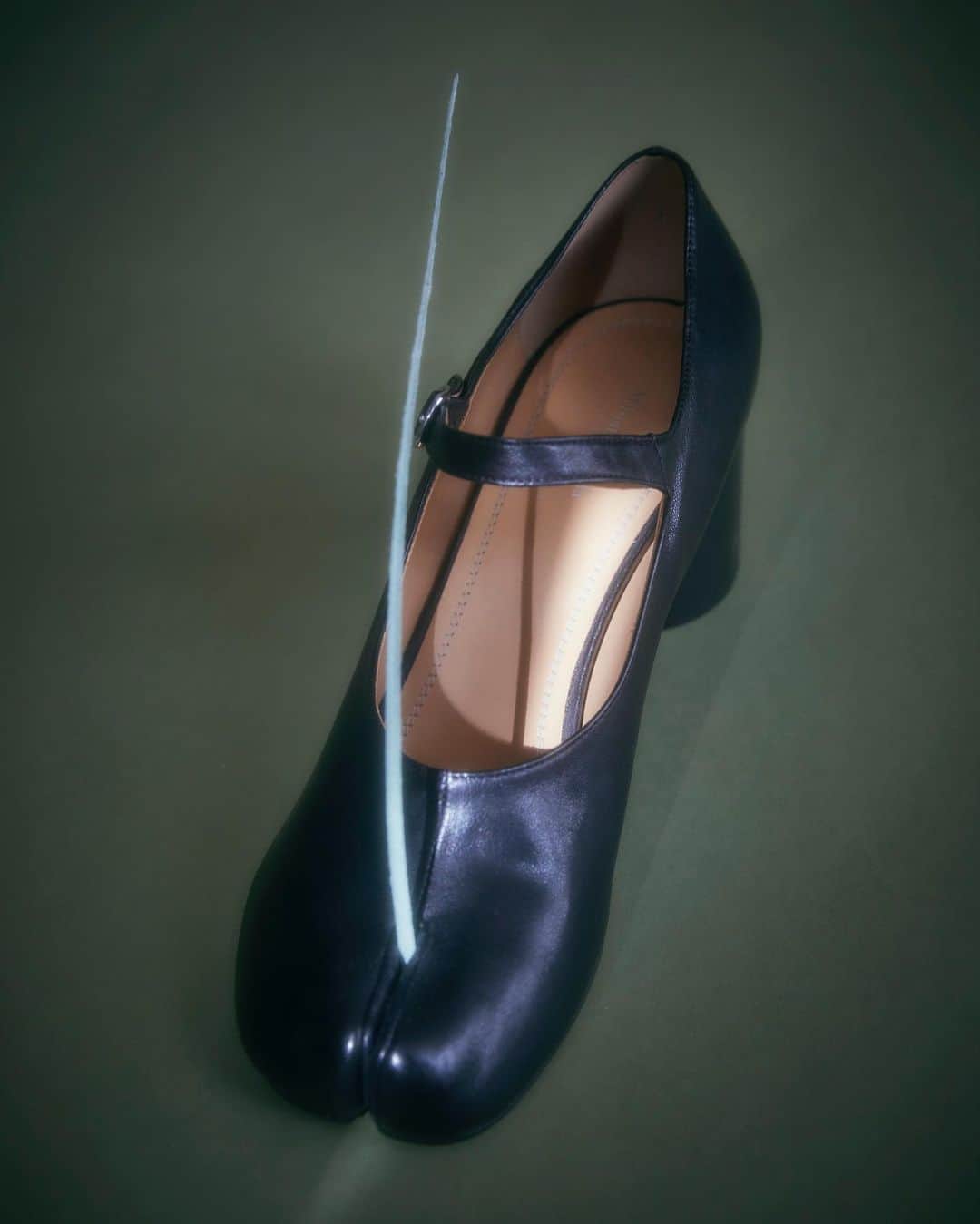 エルエヌシーシーのインスタグラム：「Dexterous toes required  Shop Maison Margiela now, on LN-CC」