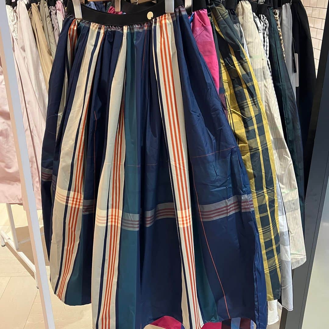 daimarusapporoさんのインスタグラム写真 - (daimarusapporoInstagram)「春めくスカート & らくちんシューズ❤ 3階 キキヨコチョで〈farfalle〉×〈TRECODE〉期間限定ショップを開催中🌸  💐〈#TRECODE〉 軽やかな素材感のスカートや上品なトップスなど、春らしいファッションアイテムがずらり。  店頭の人気は『チェックのスカート』！ ぱっと目を引く色使いと、ほどよくカジュアルなデザインが魅力です🌞  💐〈#farfalle〉 さっと履けて柔らかい履き心地が大人気のバレエシューズ。 ベーシックなカラーはもちろん、グリッターや赤といった華やかなデザインも春にぴったりです🌸  ふわっと明るいデザインのスカートと、ヘルシーできれいめデザインのバレエシューズ。 春コーデに大活躍間違いなしの組み合わせ、ぜひ店頭でご覧ください🌸  ※4/25(火)まで  #大丸札幌 #スカート #バレエシューズ #ロングスカート #スカートコーデ #パンプス #フラットパンプス #春コーデ #春服コーデ #お花見コーデ」4月16日 17時25分 - daimarusapporo