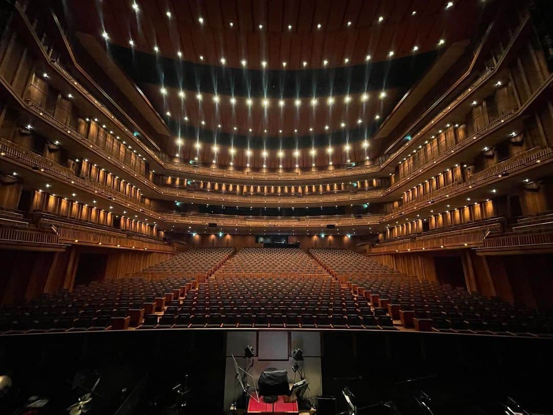 島田彩のインスタグラム：「🥜 Musical SPY×FAMILY  兵庫公演、兵庫県立芸術文化センターにて無事千穐楽を迎えました！ 連日、劇場いっぱいのお客様の笑い声・拍手嬉しかったです。ありがとうございました。 劇場も4階までの景色が本当に圧巻ですごく素敵でした✨✨ さて、しばらくお休みを頂き次はいよいよ最終ミッション、福岡公演！福岡でお待ちしております🥜  2枚目、カミラの彼氏・ドミニクさんと写真とりました📷  #ミュージカルspy #スパイファミリー #spyfamily  #兵庫県立芸術文化センター」