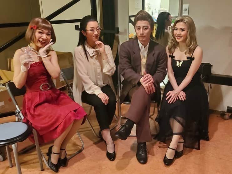 島田彩さんのインスタグラム写真 - (島田彩Instagram)「🥜 Musical SPY×FAMILY  兵庫公演、兵庫県立芸術文化センターにて無事千穐楽を迎えました！ 連日、劇場いっぱいのお客様の笑い声・拍手嬉しかったです。ありがとうございました。 劇場も4階までの景色が本当に圧巻ですごく素敵でした✨✨ さて、しばらくお休みを頂き次はいよいよ最終ミッション、福岡公演！福岡でお待ちしております🥜  2枚目、カミラの彼氏・ドミニクさんと写真とりました📷  #ミュージカルspy #スパイファミリー #spyfamily  #兵庫県立芸術文化センター」4月16日 17時26分 - madashimadamada