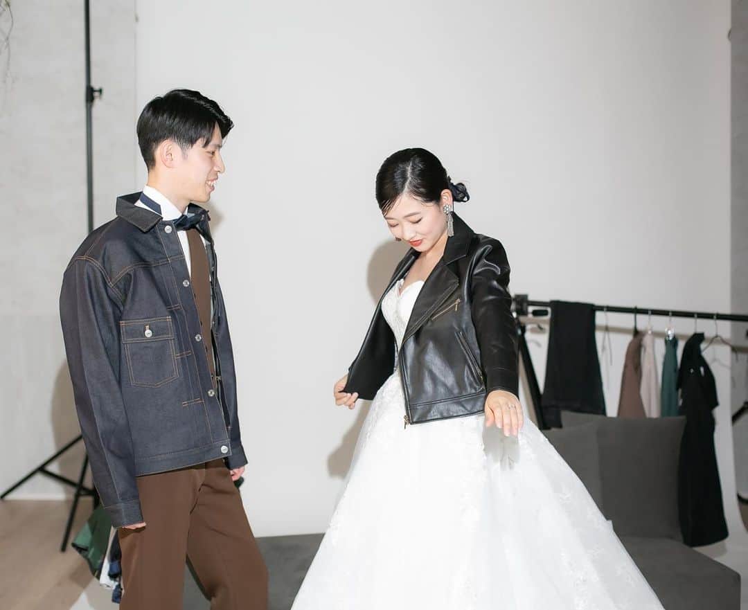 ラヴィ•ファクトリーさんのインスタグラム写真 - (ラヴィ•ファクトリーInstagram)「. 【写真で叶える結婚式】 . ライダースとジャケットを羽織ってのスタジオフォト📷 おふたりの好きなものをギュッと詰め込んだお写真は おふたりらしさが溢れます*  . —————— ラヴィファクトリー: @kanazawa_laviefactory AREA:JAPAN,KANAZAWA —————— @laviefactoryをフォローして #laviefactory #ラヴィファクトリー のハッシュタグをつけて お写真を投稿してみてくださいね✳︎ . こちらの公式IG（@laviefactory） で取り上げさせていただきます✨ . 思わず笑顔になれるハートのある 「家族写真」はラヴィクルール* >>>@laviecouleur_official . #wedding #weddingphotography #photo  #ハートのある写真 #instawedding #結婚写真 #ウェディング #ウェディングフォト #撮影指示書 #ロケーションフォト #前撮り#写真好きな人と繋がりたい #フォトウェディング #卒花 #後撮り #ウェディングニュース #前撮り小物 #前撮りフォト #前撮りアイテム #ウェディング撮影 #撮影構図 #前撮りアイディア #撮影指示書 #花嫁コーディネート #シャングリラフォト #ライダース #金沢花嫁 #スタジオフォト」4月16日 17時36分 - laviefactory