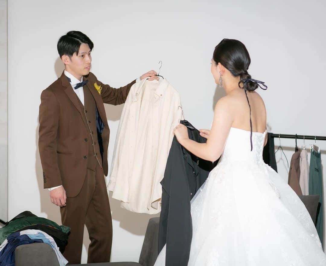 ラヴィ•ファクトリーさんのインスタグラム写真 - (ラヴィ•ファクトリーInstagram)「. 【写真で叶える結婚式】 . ライダースとジャケットを羽織ってのスタジオフォト📷 おふたりの好きなものをギュッと詰め込んだお写真は おふたりらしさが溢れます*  . —————— ラヴィファクトリー: @kanazawa_laviefactory AREA:JAPAN,KANAZAWA —————— @laviefactoryをフォローして #laviefactory #ラヴィファクトリー のハッシュタグをつけて お写真を投稿してみてくださいね✳︎ . こちらの公式IG（@laviefactory） で取り上げさせていただきます✨ . 思わず笑顔になれるハートのある 「家族写真」はラヴィクルール* >>>@laviecouleur_official . #wedding #weddingphotography #photo  #ハートのある写真 #instawedding #結婚写真 #ウェディング #ウェディングフォト #撮影指示書 #ロケーションフォト #前撮り#写真好きな人と繋がりたい #フォトウェディング #卒花 #後撮り #ウェディングニュース #前撮り小物 #前撮りフォト #前撮りアイテム #ウェディング撮影 #撮影構図 #前撮りアイディア #撮影指示書 #花嫁コーディネート #シャングリラフォト #ライダース #金沢花嫁 #スタジオフォト」4月16日 17時36分 - laviefactory