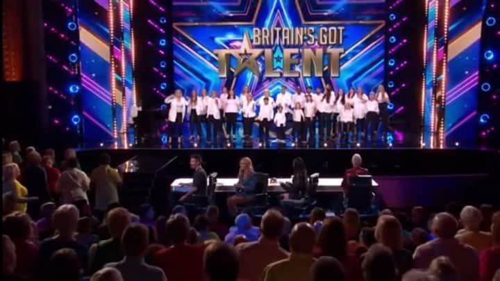 Emeli Sandéのインスタグラム：「Wow!! @thebigsing ❤️❤️❤️👏🏽👏🏽👏🏽🥹🥹Tears in my eyes watching this! 350 people singing Brighter days on @bgt Thank you @thebigsing for brightening up my day and spreading the joy of singing to the world!! Absolutely beautiful  ☀️🎶🫶🏽」