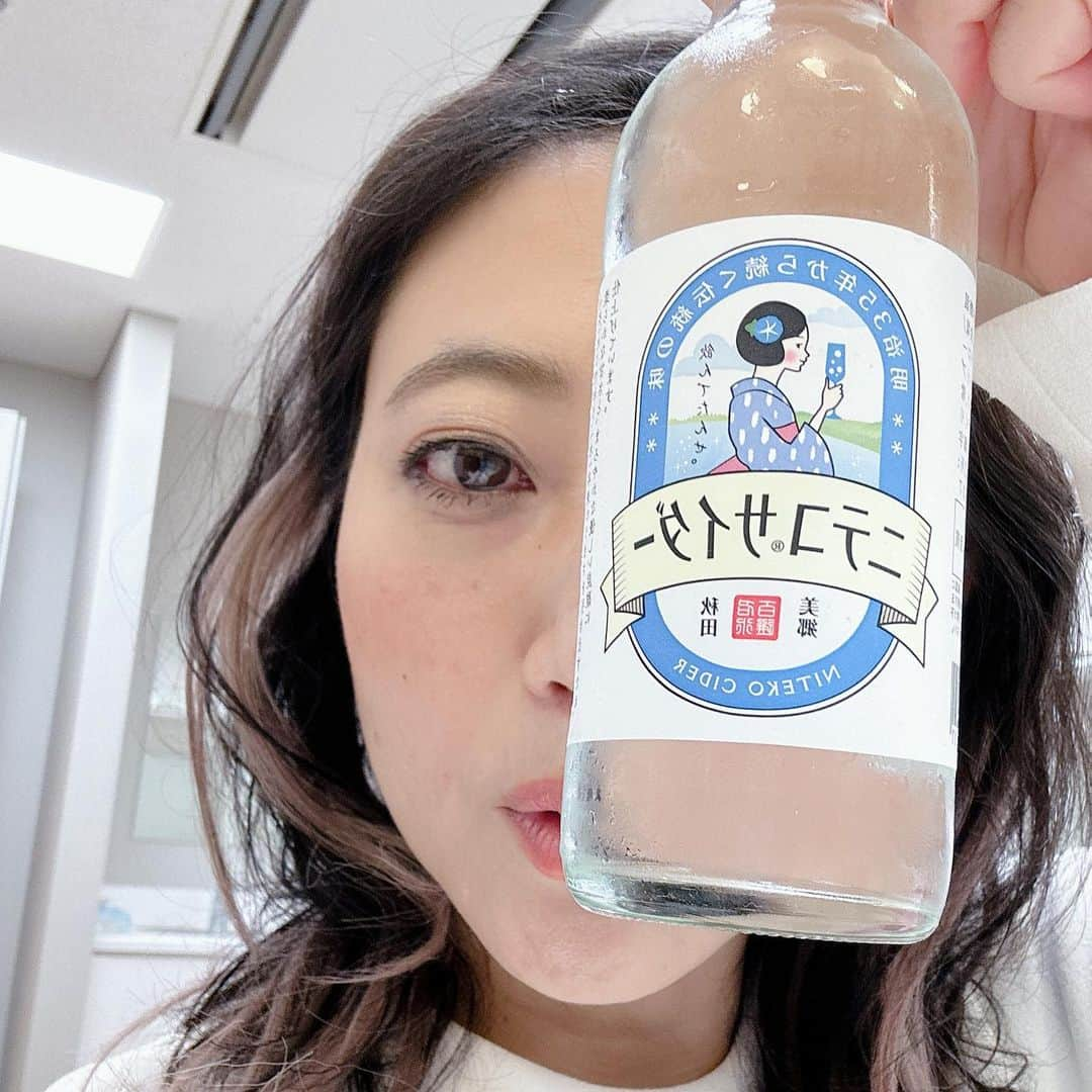 水谷千重子さんのインスタグラム写真 - (水谷千重子Instagram)「秋田でお笑いフェスだって😂 錦鯉長谷川ちゃんとパシャリ⭐️⭐️⭐️ ヒール講談👠したのね！ カンカン響いてたわ👠🤭👠 秋田のきりたんぽスープ堪らなく美味しい😋😋 そしてご当地サイダー 頂きまーす🙇‍♀️❤️ #お笑いフェス #秋田 #きりたんぽ #ニテコサイダー #ヒール講談 #錦鯉長谷川ちゃん #友近」4月16日 17時30分 - mizutanichieko