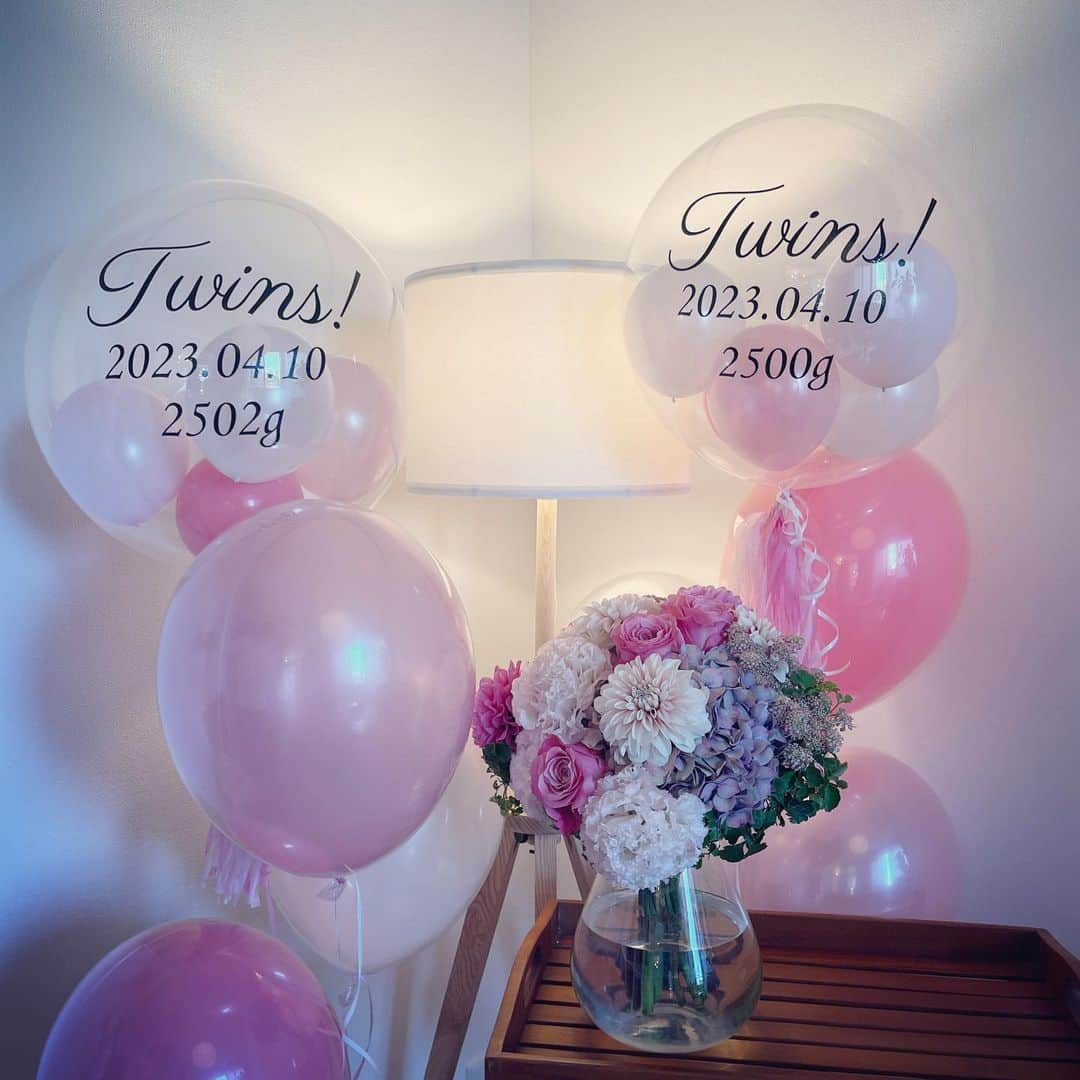 小川ひとみさんのインスタグラム写真 - (小川ひとみInstagram)「彼がお手紙とお花、Balloonまで🎈 用意していてくれました🥹 私は彼と離れると寂しくて不安定になるので 今日からまた一緒に過ごせる事が心から嬉しい🥰 お手紙の裏面にぎっしりと書いてくれた ありがとうのラブレター💌 大切にするね❤️ きっと毎日朝から晩までお仕事に育児に大変だった中 こんな事を考えてくれていたんだと そうちゃんの人柄に、家族想いな一面に また更に大好きになったよ✨  姪はお手紙を持って早速会いに来てくれて 愛おしそうに2人を見てくれています💓 手術室から経過観察のお部屋に移動して まだ麻酔で身体が動かない状態で携帯を開くと 姪からなんとも愛おしいメールが届いていて 大号泣してしまった🥹 愛する人、存在が増えるという事が 姪を更にまた素敵な女性へと導いてくれるんだと感じ 娘達が生まれる事で 私が姪や甥にできる事が減ってしまわないか 心配事の一つでもありましたが そんな事全くなくて 家族が増える事の喜びを最大に感じてくれています🥰 甥も姪も入院している間 息子が寂しくないように 目一杯一緒に遊んでくれていました✨ 本当に嬉しい✨ 愛は心配しなくても愛する事でどんどん増えていくものだと 家族が増える喜びにまた気付かされました😊  @mr.13man ありがとう❤️❤️❤️ #loveletter」4月16日 17時33分 - hitomy220