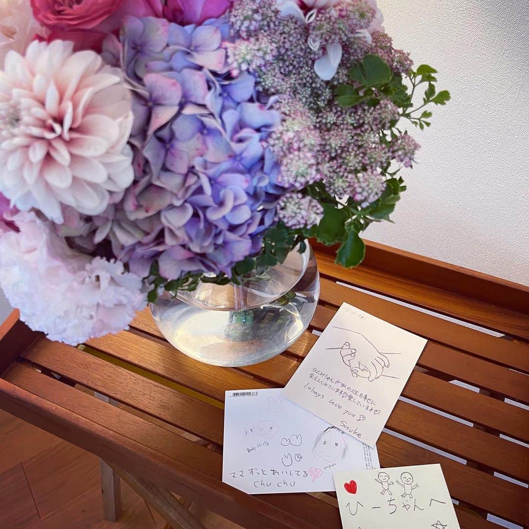 のインスタグラム：「彼がお手紙とお花、Balloonまで🎈 用意していてくれました🥹 私は彼と離れると寂しくて不安定になるので 今日からまた一緒に過ごせる事が心から嬉しい🥰 お手紙の裏面にぎっしりと書いてくれた ありがとうのラブレター💌 大切にするね❤️ きっと毎日朝から晩までお仕事に育児に大変だった中 こんな事を考えてくれていたんだと そうちゃんの人柄に、家族想いな一面に また更に大好きになったよ✨  姪はお手紙を持って早速会いに来てくれて 愛おしそうに2人を見てくれています💓 手術室から経過観察のお部屋に移動して まだ麻酔で身体が動かない状態で携帯を開くと 姪からなんとも愛おしいメールが届いていて 大号泣してしまった🥹 愛する人、存在が増えるという事が 姪を更にまた素敵な女性へと導いてくれるんだと感じ 娘達が生まれる事で 私が姪や甥にできる事が減ってしまわないか 心配事の一つでもありましたが そんな事全くなくて 家族が増える事の喜びを最大に感じてくれています🥰 甥も姪も入院している間 息子が寂しくないように 目一杯一緒に遊んでくれていました✨ 本当に嬉しい✨ 愛は心配しなくても愛する事でどんどん増えていくものだと 家族が増える喜びにまた気付かされました😊  @mr.13man ありがとう❤️❤️❤️ #loveletter」
