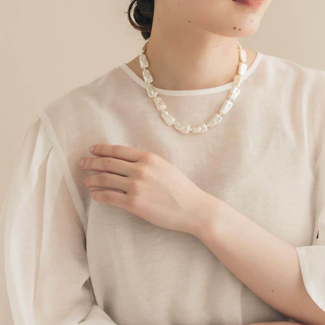 SMELLYさんのインスタグラム写真 - (SMELLYInstagram)「［necklace］  バロックパールビーズコンビネックレス ¥2,750(tax incl.)  スクエア型のバロックパールと極小のビーズを合わせたネックレス。 程良くカジュアルな印象に◎  #smellyjp#acc#accessory#pierce#earring#earcuff#ring#bracelet#bangle#necklace#hairaccessory#pearl」4月16日 17時34分 - smelly.jp