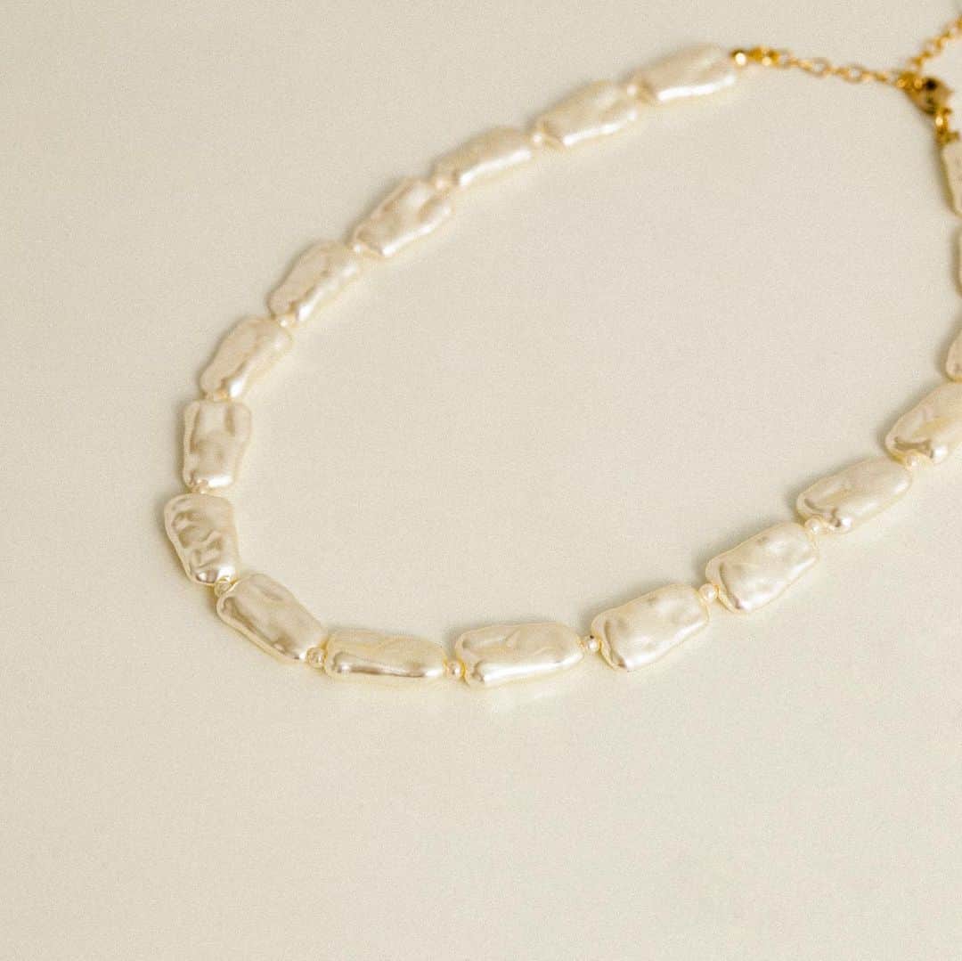 のインスタグラム：「［necklace］  バロックパールビーズコンビネックレス ¥2,750(tax incl.)  スクエア型のバロックパールと極小のビーズを合わせたネックレス。 程良くカジュアルな印象に◎  #smellyjp#acc#accessory#pierce#earring#earcuff#ring#bracelet#bangle#necklace#hairaccessory#pearl」