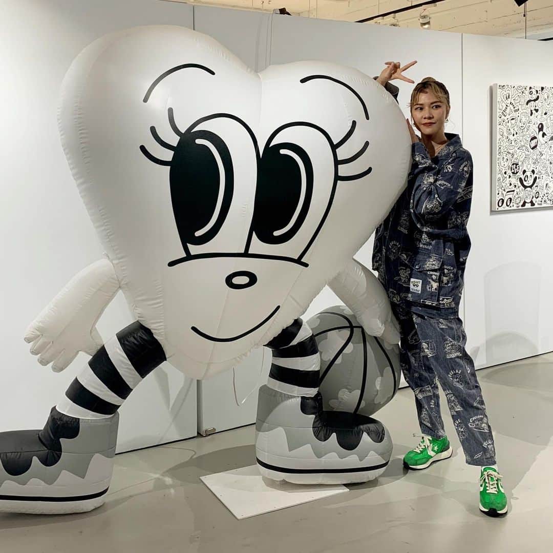chocomooのインスタグラム：「🤍🤍🤍 @wronggallerytaipei  《SUN’s Park》Chocomoo Exhibition in Taipei 2023  ღ日期 ღ2023.04.12(Wed.)-2023.05.21(Sun.)  ღ展區 ღ靠邊走藝術空間(A廳特展區) (台北市萬華區西寧南路72-1號4F) ღ展覽營業時間 週二-週五:14:00-21:00 週六:13:00-21:00 週日:13:00-20:00 週一公休  #SunsPark2023 #wronggallery #wronggallerytaipei #taipei #台湾 #Chocomoo」