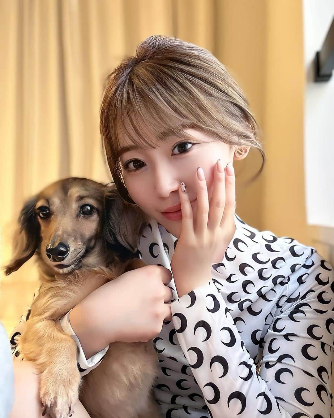藤川沙弥のインスタグラム：「🐾🖤➰  マグネットネイルって初めてかも✴︎ 動いたらキラキラして可愛いꕀ📽️🖤 黒のホロにハマりそう🐦‍⬛ thank you♥︎ @menail1201 @menailuraeri   👀 @onlinecontact でぽちり✔︎ chu's meのmoist brown🤍」