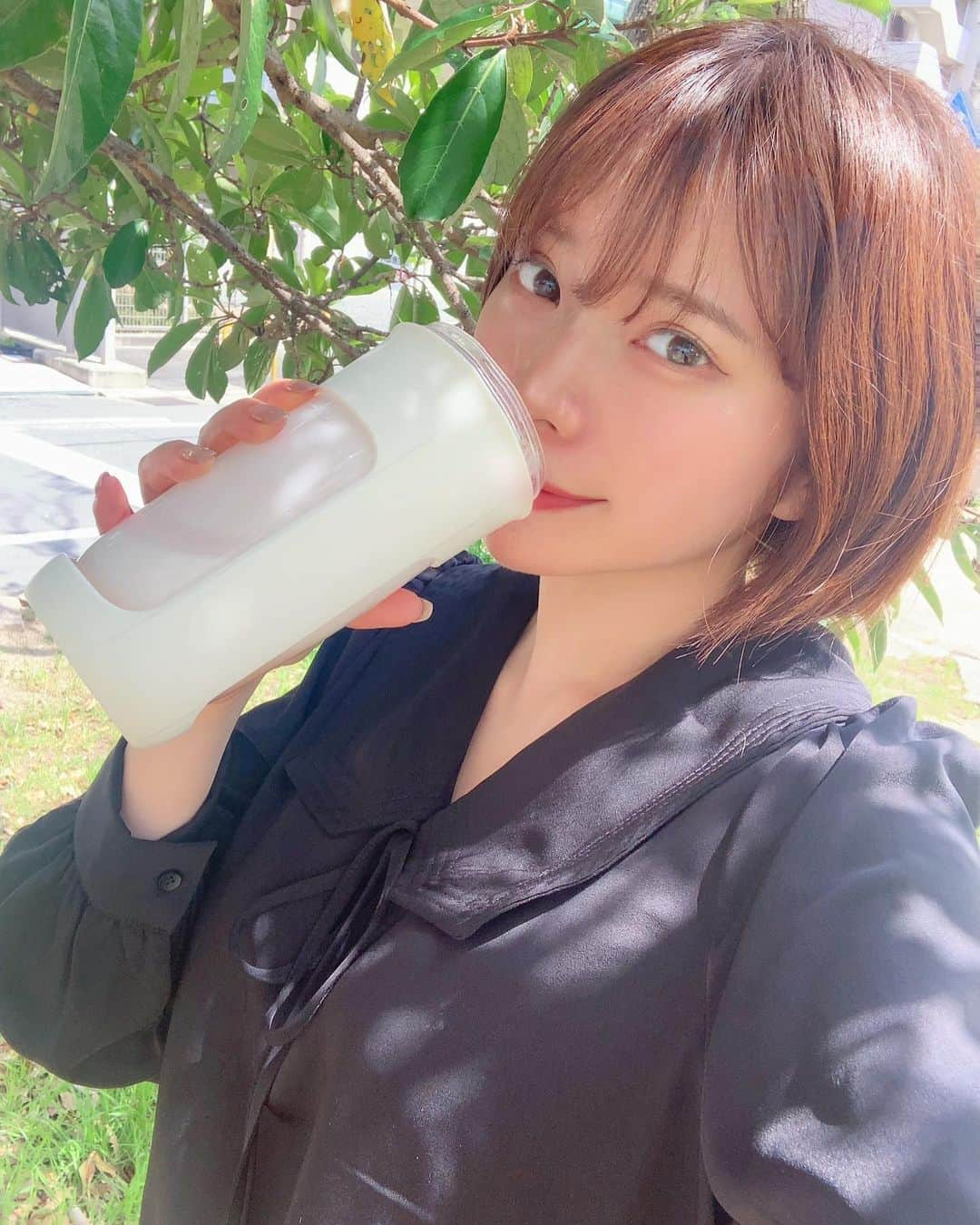 青山日和のインスタグラム：「最近の朝活。 太陽光浴びながら飲むプロテイン最高です…😇 　 朝ごはん食べる習慣なくて固形物食べられないけど 私が絶対的な信頼おいてるトレーナーさんから 朝ごはんはしっかり食べなさいよってお叱り受けたので とりあえずプロテインくらいは飲むようにし始めた✨☺️ 　 しっかりバランスよく食べないと 腸内環境も自律神経も整わない とのこと🤔 　 そんな感じで中からのケアも大切ですが 少し前に個人的にすごく感動する 施術に出逢ったのです🐈 　 整体師さんがやってる腸もみサロンで どんな感じだろう？と思っていってみたら 　 かなり本格的！！！ 　 自分の腸って思ったより冷えてて硬いんだ！ってびっくりしたし 　 何よりも施術受けた後 とっっっても体ぽかぽかで その日の夜ここ最近で1番ぐっすり眠れたの。 まじすごい。 　 腸を外から整えるってのが初体験だったけど 一度でも自分的にはすごく効果あったから、通いたい場所のひとつになりました！ 　 便秘とかもそうですが、 自律神経整いにくくて悩んでるって人にぜひ一度体験してみて欲しいかも◎ 　 内からも外からも整えて 心身ともに健康的に生きていきたいね😊   　 【お店情報】 @onakachan_piona  PIONA（ピオナ）さん ・大阪市中央区本町4-4-4-17RE-012 307 本町駅より徒歩2分 ・080-9022-5729 ・月から金曜日 10:30-21:00、土日祝 10:00-19:00 ・定休日は木曜日 　 #腸内環境#腸活#温活#腸もみ#自律神経#便秘#お腹専門店piona」