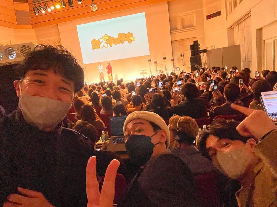 shojiのインスタグラム：「昨日はカズタネのトークショーに行ってきましたー🙋‍♂️  2人のやり取りが好きすぎて終始笑ってました😂 全国廻るの楽しそうー🔥  @kazukistkgz  @showhey198366  @kazukinotane_youtube  最後まで楽しんでねー🙋‍♂️  行く人もみんな楽しんでー👍👍👍👍  #stkgz #シッキン #シットキングス #持田将史  #写真OKタイムに自撮りするの俺くらいだった #カズキのタネ　#カズタネ　#トークショー」
