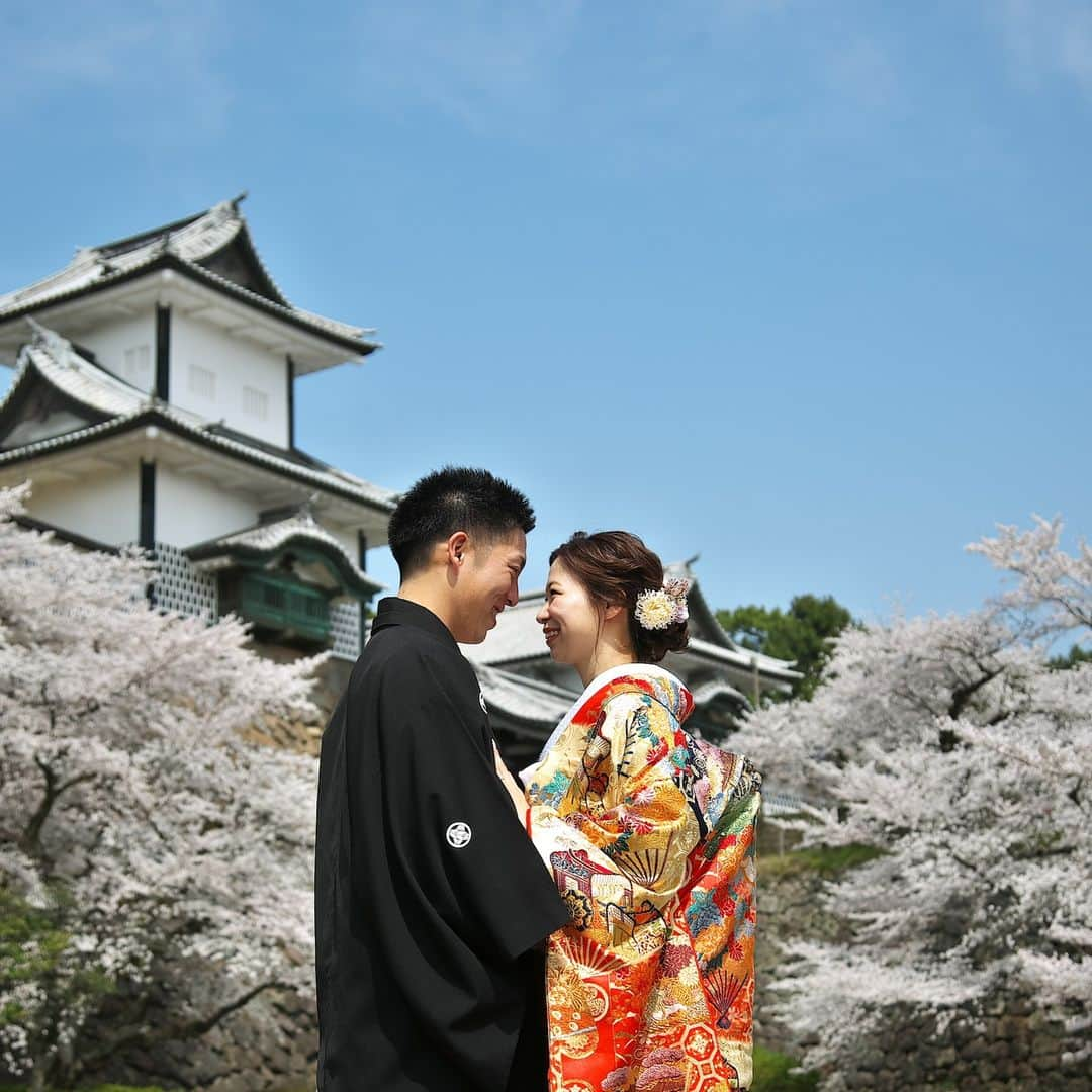 アート工房のインスタグラム：「桜。 。 。 #石川 #金沢 #kanazawa #金沢前撮り #富山前撮り #福井前撮り #ブライダルフォト #ウェディングフォト #ブライダル #ウェディング #ウェディングドレス #wedding #weddingdress #weddingphotography #weddingphoto #bridal #bridalphotography #兼六園 #ひがし茶屋街 #結婚準備 #結婚 #結婚式準備 #結婚式 #和装 #白無垢 #色打掛 #前撮り #後撮り #フォトジェニック」