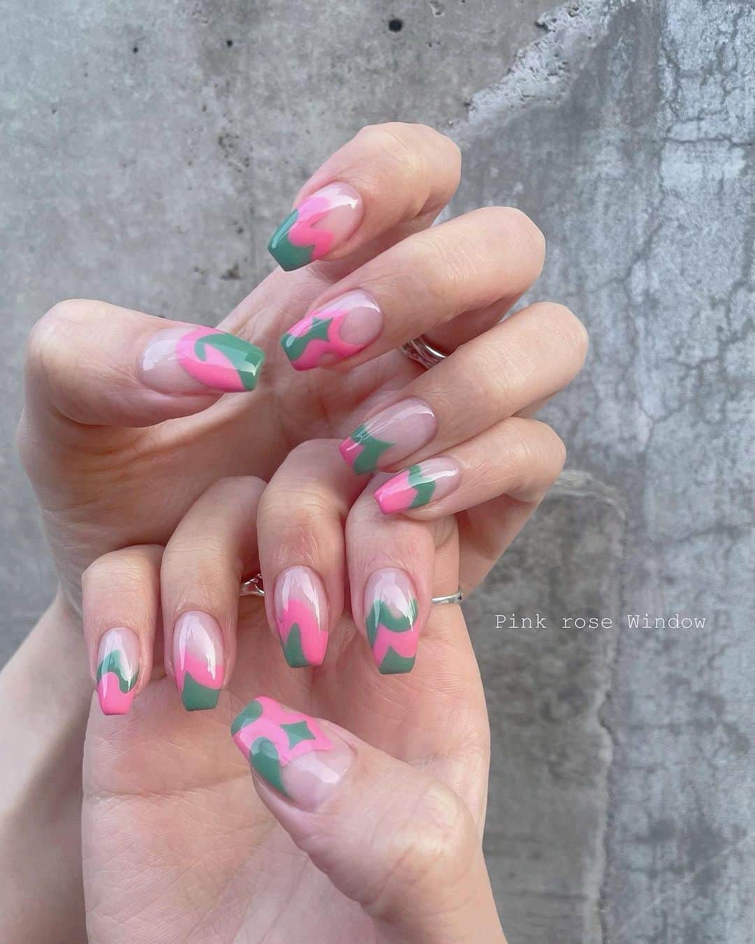 KAI32のインスタグラム：「. TXTの推し活デザイン🍃 . 新しいジャケをイメージしてバイカラーで仕上げました♡ . . #pinkrosewindow #pink_rose_window」