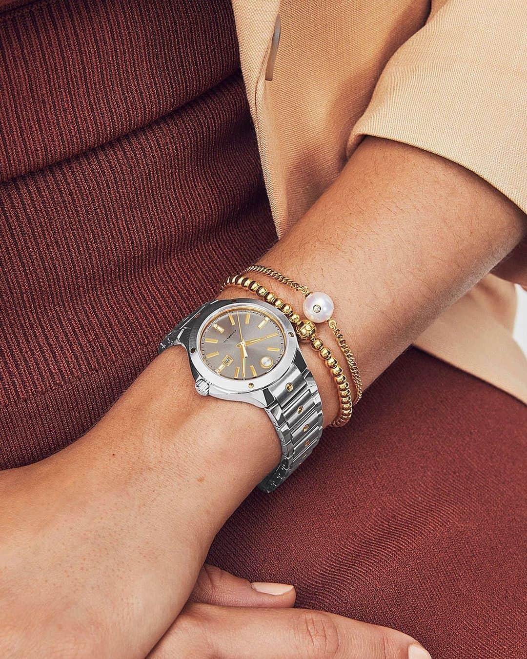 モバードのインスタグラム：「This mixed-metal triple stack is the secret to elevating any look! Shop our #MovadoSE and #MovadoJewelry bracelets on Movado.com.」