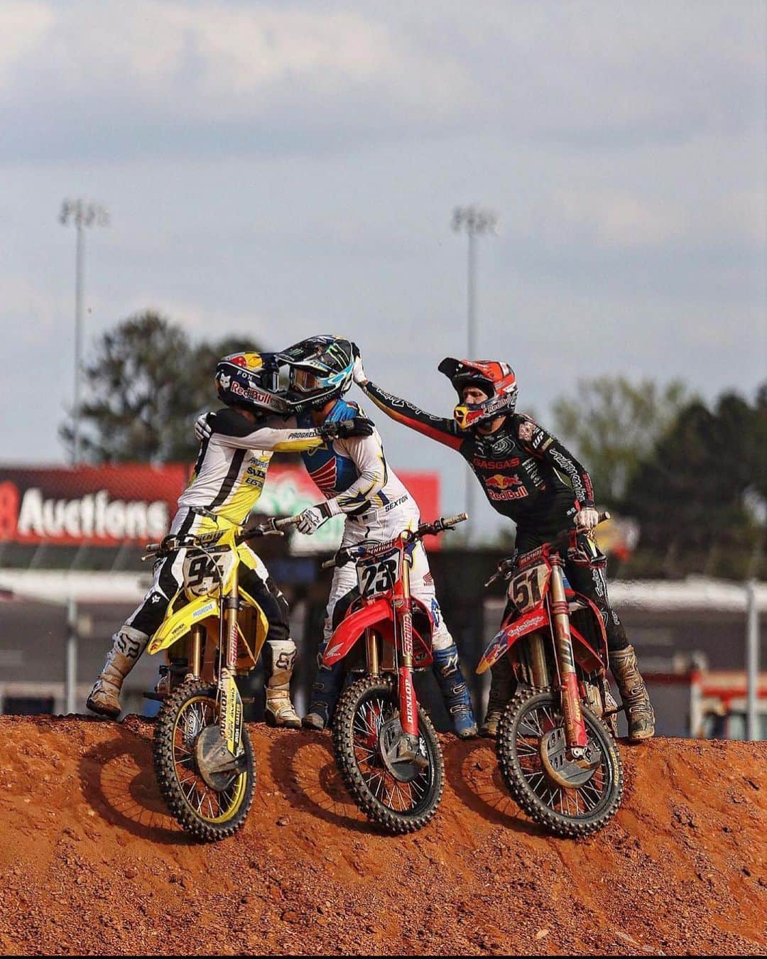 ケン・ロックゼンのインスタグラム：「What a weekend in Atlanta. 🥉 I had so much fun through out the day with a challenging track. Good times battling with these guys @chasesexton and @justinbarcia .  Ps. The team and i have gotten so much support and stoke this season so far and it’s so rad to see. The fans have been the coolest. We appreciate you!  📸 @mxmatt」