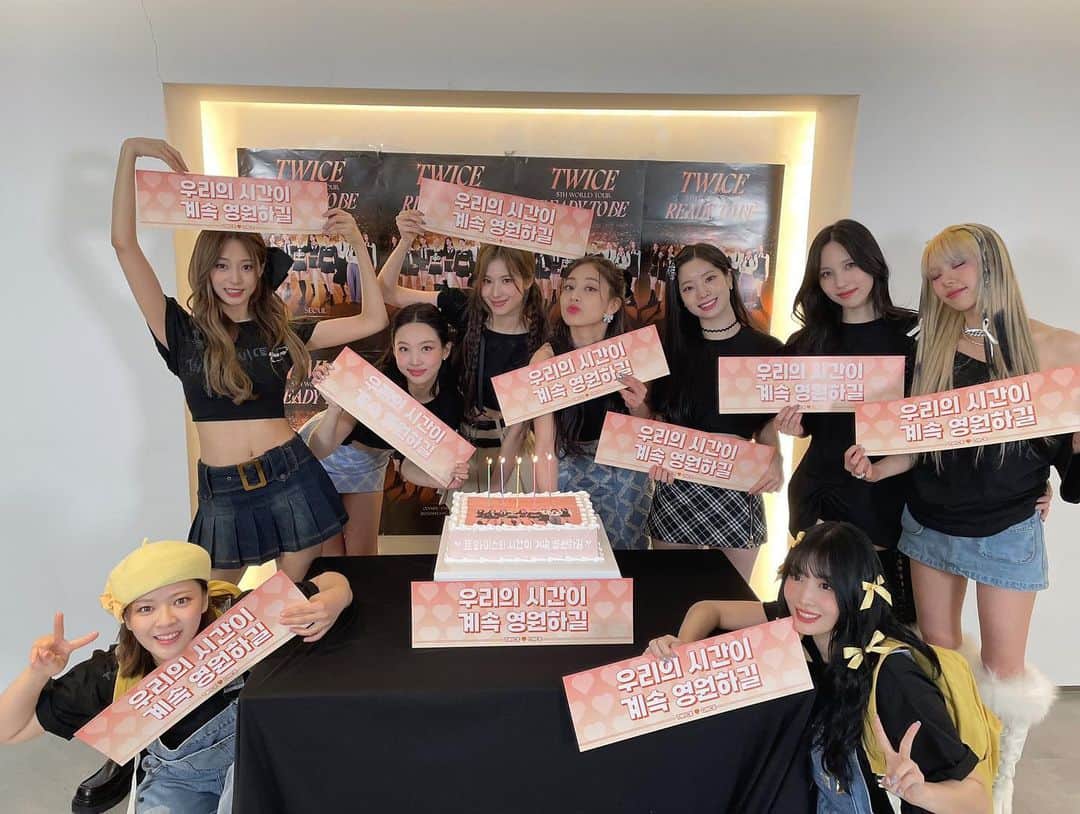 TWICEさんのインスタグラム写真 - (TWICEInstagram)「TWICE 5TH WORLD TOUR ‘READY TO BE’ IN SEOUL - Day 2  🩷트와이스와 원스의 시간, 예전처럼, 지금처럼, 앞으로 계속 영원할거에요🩷 🩷TWICE & ONCE's time will last forever🩷  #TWICE #트와이스 #TWICE_5TH_WORLD_TOUR」4月17日 3時08分 - twicenews