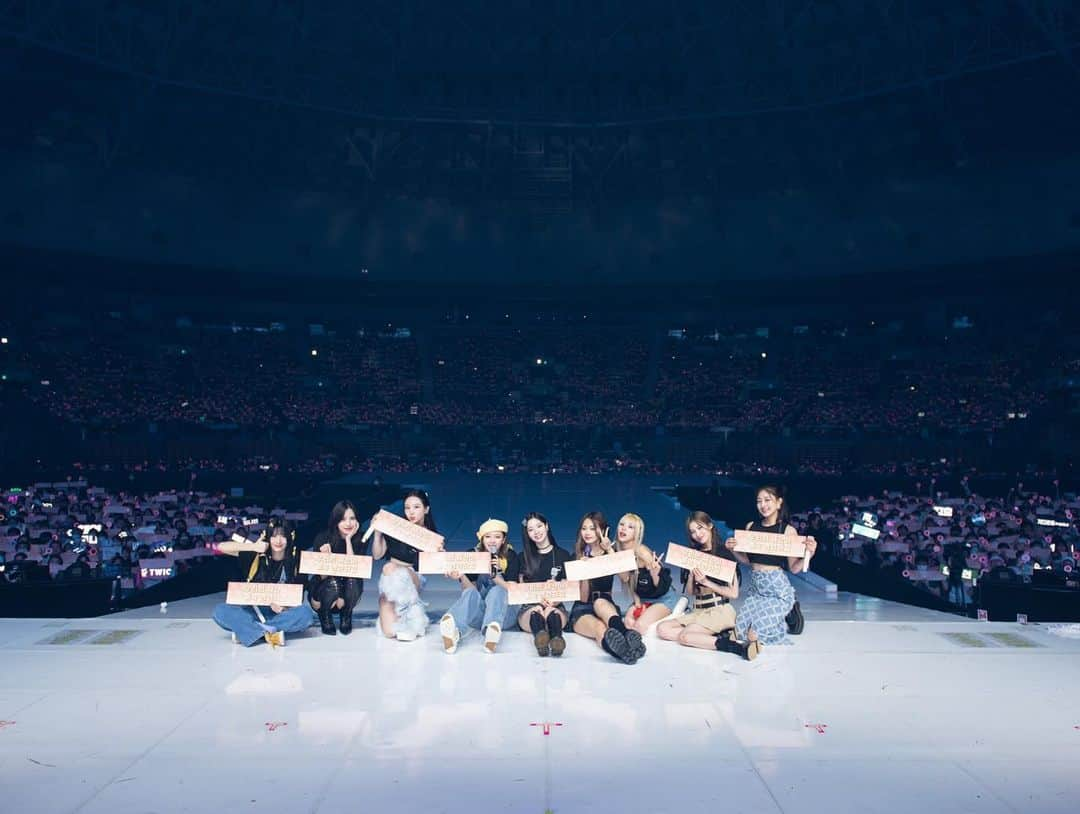 TWICEさんのインスタグラム写真 - (TWICEInstagram)「TWICE 5TH WORLD TOUR ‘READY TO BE’ IN SEOUL - Day 2  🩷트와이스와 원스의 시간, 예전처럼, 지금처럼, 앞으로 계속 영원할거에요🩷 🩷TWICE & ONCE's time will last forever🩷  #TWICE #트와이스 #TWICE_5TH_WORLD_TOUR」4月17日 3時08分 - twicenews