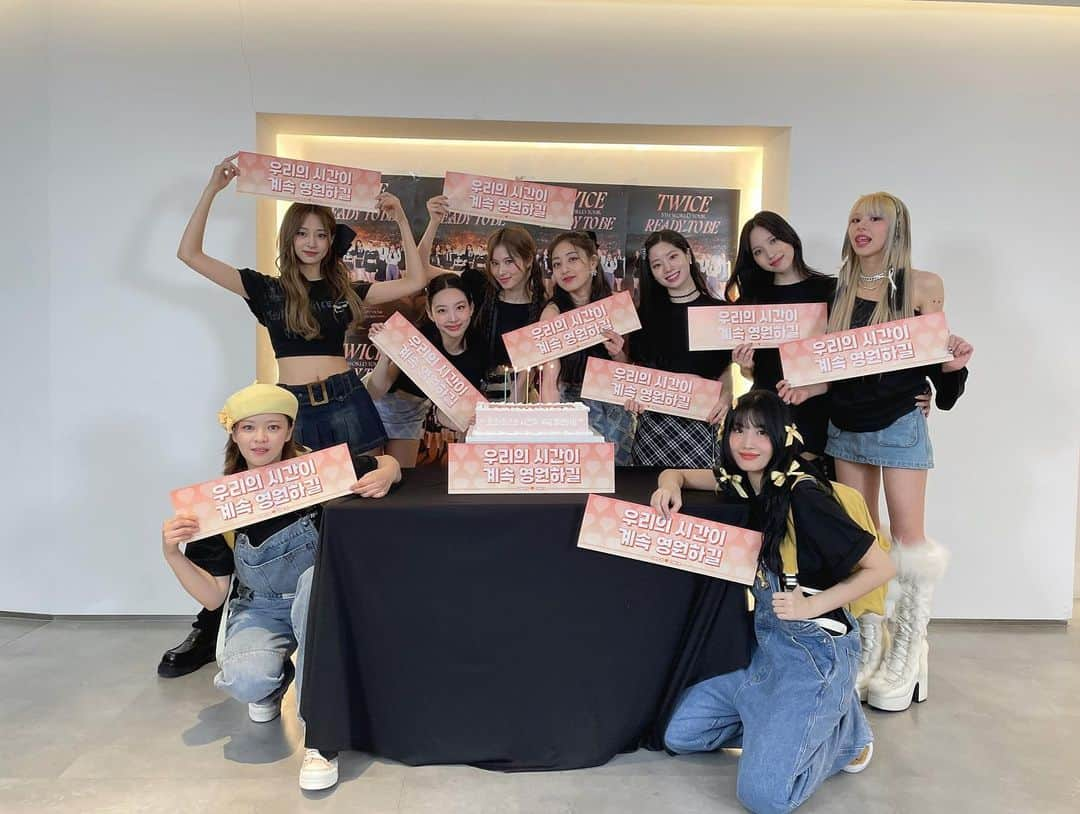 TWICEさんのインスタグラム写真 - (TWICEInstagram)「TWICE 5TH WORLD TOUR ‘READY TO BE’ IN SEOUL - Day 2  🩷트와이스와 원스의 시간, 예전처럼, 지금처럼, 앞으로 계속 영원할거에요🩷 🩷TWICE & ONCE's time will last forever🩷  #TWICE #트와이스 #TWICE_5TH_WORLD_TOUR」4月17日 3時08分 - twicenews