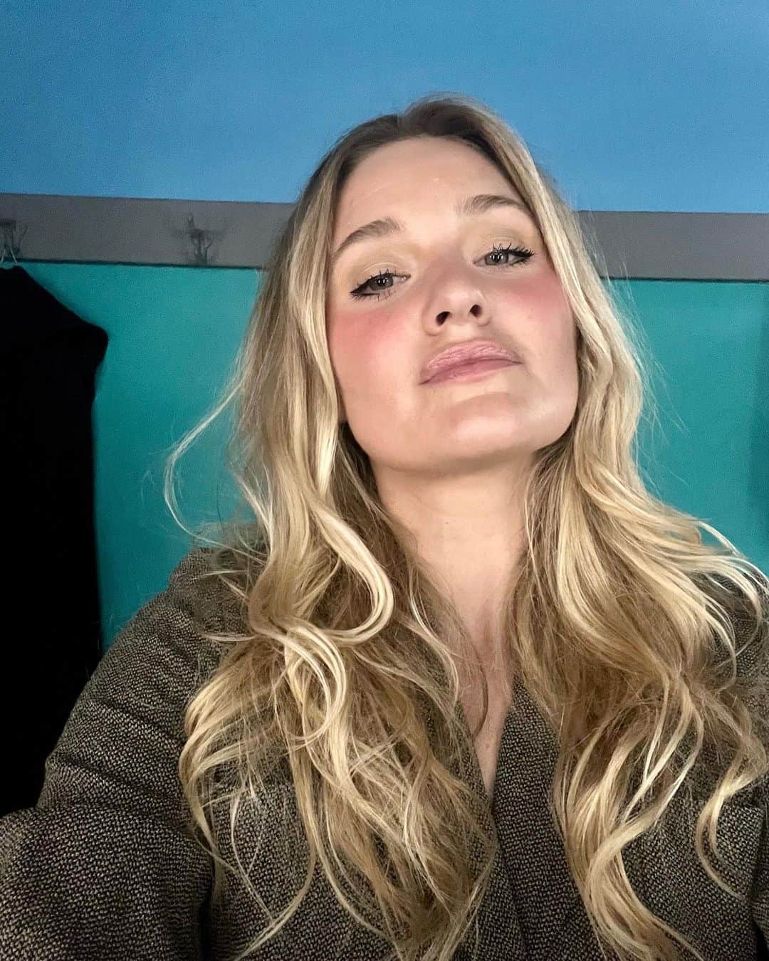アマンダ・ミシェルカのインスタグラム：「Sunday backstage selfies repping my favorite brands for stage glam 🌈」