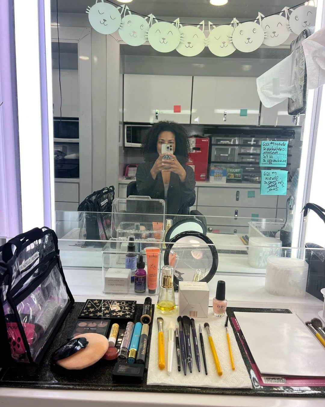 ロッチェル・エイツのインスタグラム：「Last day on set! About to get my makeup done by @makeupbypaulajane! It’s been such a joy working on this show! I am so grateful! @swatcbs #renewswatseason7 ☺️🙏🏽😘」