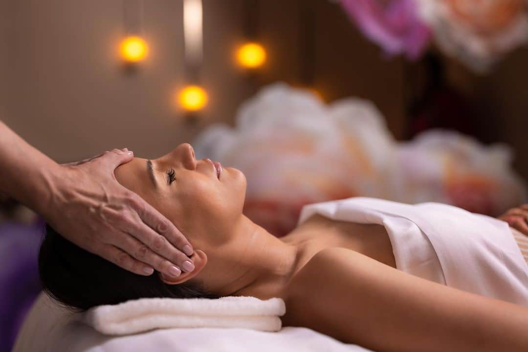 Palms Casino Resortのインスタグラム：「Relax, refresh, and renew on #StressAwarenessDay with our Stress Recovery Facial at the #SpaAtPalms. 🧖‍♀️  This 50-minute facial will re-energize and nourish your tired skin, promoting a natural, glowing, and hydrated complexion, while the gentle micro-peel ensures that the soothing superfoods have maximum efficacy.  Treat yourself to a little self-care and leave feeling renewed and rejuvenated.」