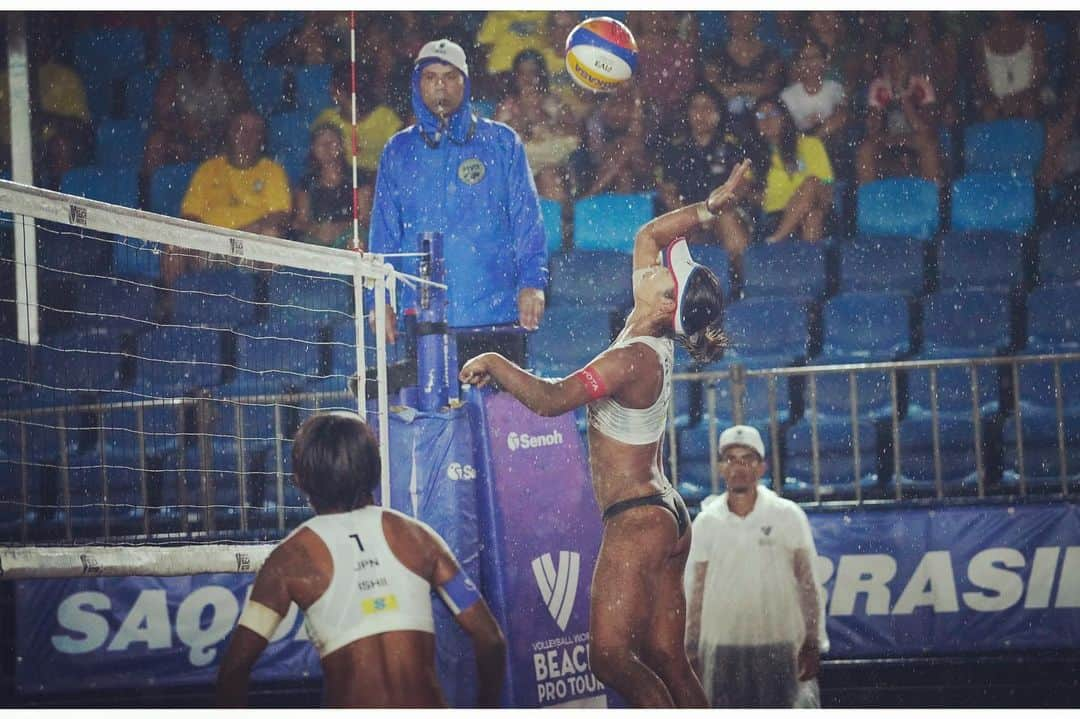 溝江明香さんのインスタグラム写真 - (溝江明香Instagram)「✈️🏐⚔️💥🌎💃 LA🇺🇸→La Paz🇲🇽→Tepic🇲🇽→Rio de Janeiro 🇧🇷→Itapema🇧🇷→Saquarema 🇧🇷 戦績は、ラパスチャレンジ19位、テピクエリート17位、イタペマチャレンジ5位、サクアレマチャレンジ9位(怪我により途中棄権)でした！ . 合宿含め2ヶ月間の海外転戦を終えて、帰国します🇯🇵 沢山の応援ありがとうございました📣🇯🇵🫶🏽 . . . ブラジルとの対戦中、相手選手と美樹さんが接触してしまい、足首負傷の為サクアレマ大会を途中棄権しました。真剣勝負の中には起こりうることです。今後の為にも、ここは棄権するとチームで決めました🙏帰国して、まずは傷を癒してまた頑張ります🦾  #beachvolleyball #japan #toyota #toyotabeachvolleyball #brazil #mexico#itapema#saquarema #riodejaneiro #lapaz#tepic#la#california #oakley#luxotticajapan #myzone#2xu#athlete#proffesional」4月17日 3時15分 - sayakamizoe