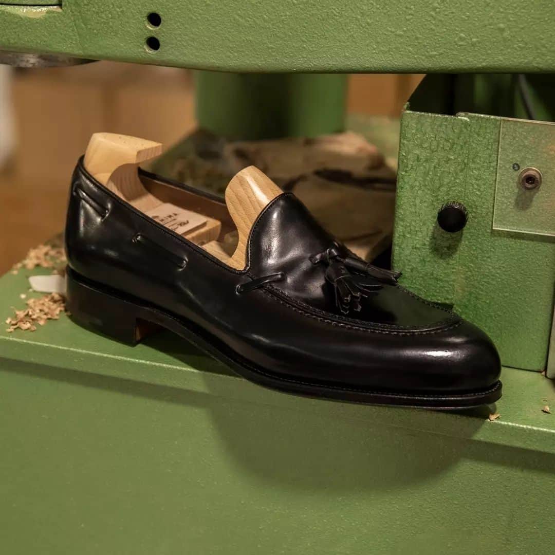 カルミナさんのインスタグラム写真 - (カルミナInstagram)「Custom Tassel Loafers  Last hours of Custom Weekend!   Create a shoe that is unique to you during one of our most anticipated events - Custom Weekend.  Valid from the 12th to the 18th of April, customize your shoes without the surcharge.  #carmina #carminashoemaker #customweekend #menstyle #カルミナ #menloafers #ootd #leathershoes #premiumshoes #artisan #dapper #handcrafted #luxuryfootwear #shoes #customshoes #ootdshoes #handmadeshoes #moccasin #moccasins #mensshoes #mensstyle #menstyle #custom #custommade #customshoe #personalizedshoes」4月17日 3時16分 - carminashoemaker