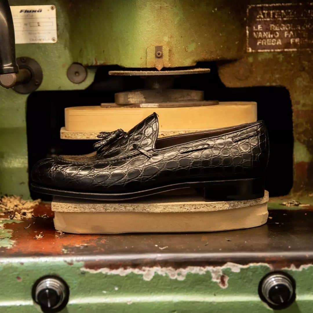 カルミナさんのインスタグラム写真 - (カルミナInstagram)「Custom Tassel Loafers  Last hours of Custom Weekend!   Create a shoe that is unique to you during one of our most anticipated events - Custom Weekend.  Valid from the 12th to the 18th of April, customize your shoes without the surcharge.  #carmina #carminashoemaker #customweekend #menstyle #カルミナ #menloafers #ootd #leathershoes #premiumshoes #artisan #dapper #handcrafted #luxuryfootwear #shoes #customshoes #ootdshoes #handmadeshoes #moccasin #moccasins #mensshoes #mensstyle #menstyle #custom #custommade #customshoe #personalizedshoes」4月17日 3時16分 - carminashoemaker