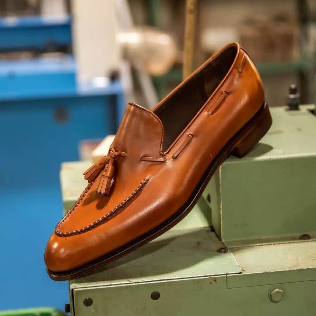 のインスタグラム：「Custom Tassel Loafers  Last hours of Custom Weekend!   Create a shoe that is unique to you during one of our most anticipated events - Custom Weekend.  Valid from the 12th to the 18th of April, customize your shoes without the surcharge.  #carmina #carminashoemaker #customweekend #menstyle #カルミナ #menloafers #ootd #leathershoes #premiumshoes #artisan #dapper #handcrafted #luxuryfootwear #shoes #customshoes #ootdshoes #handmadeshoes #moccasin #moccasins #mensshoes #mensstyle #menstyle #custom #custommade #customshoe #personalizedshoes」