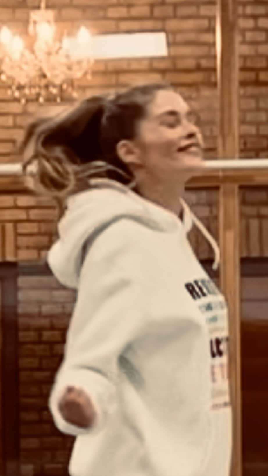 ドウツェン・クロースのインスタグラム：「To be in the now is so powerful and healing. The present is called ‘present’ for a reason 💫 *choreographer @suelawilsterman」