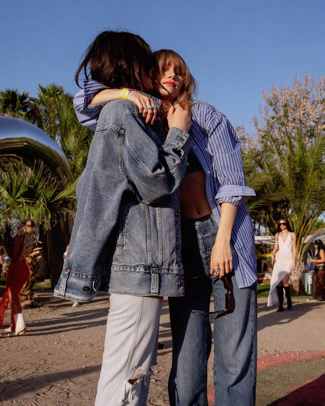 スキ・ウォーターハウスさんのインスタグラム写真 - (スキ・ウォーターハウスInstagram)「bring your bestie to the desert and not look like a couple challenge @revolve #revolvefestival」4月17日 3時20分 - sukiwaterhouse