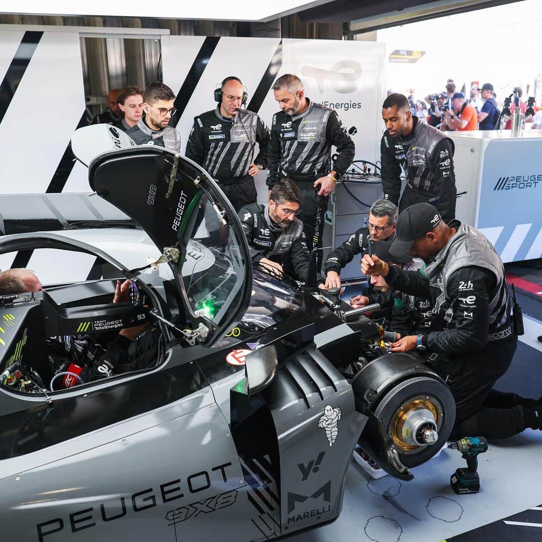 ジャン＝エリック・ベルニュのインスタグラム：「This was the unfortunate start of our race, we missed the lap to the grid due to technical issue which means we started the race 2 laps down. Strong race afterwards recovering to P7, with our car racing flawlessly. Good steps forward, we keep pushing 👊🏼」