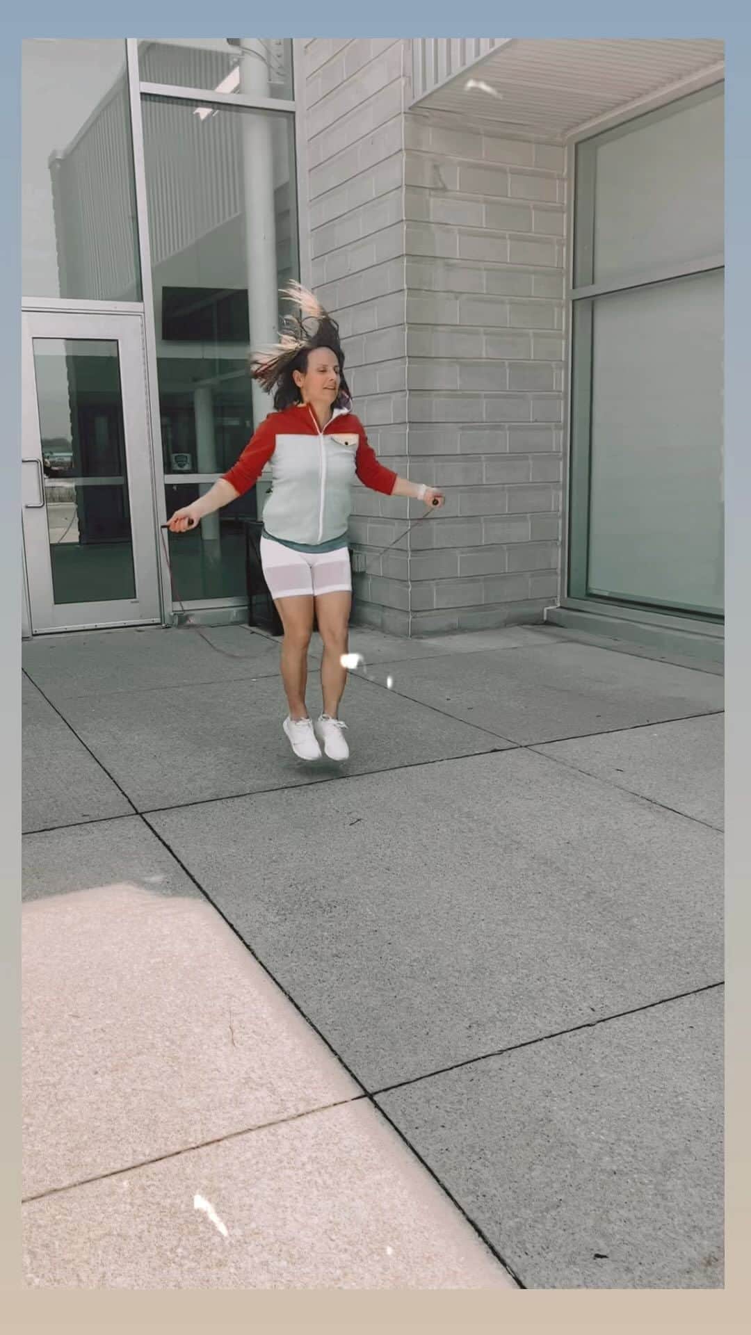 メーガン・デュアメルのインスタグラム：「Spring means outdoor training sessions ☀️   Today was a skipping strength/cardio circuit. Training is easy when it’s a beautiful day out!   #outdoorworkout #skipping #cardio #skippingcardio #figureskatjng」