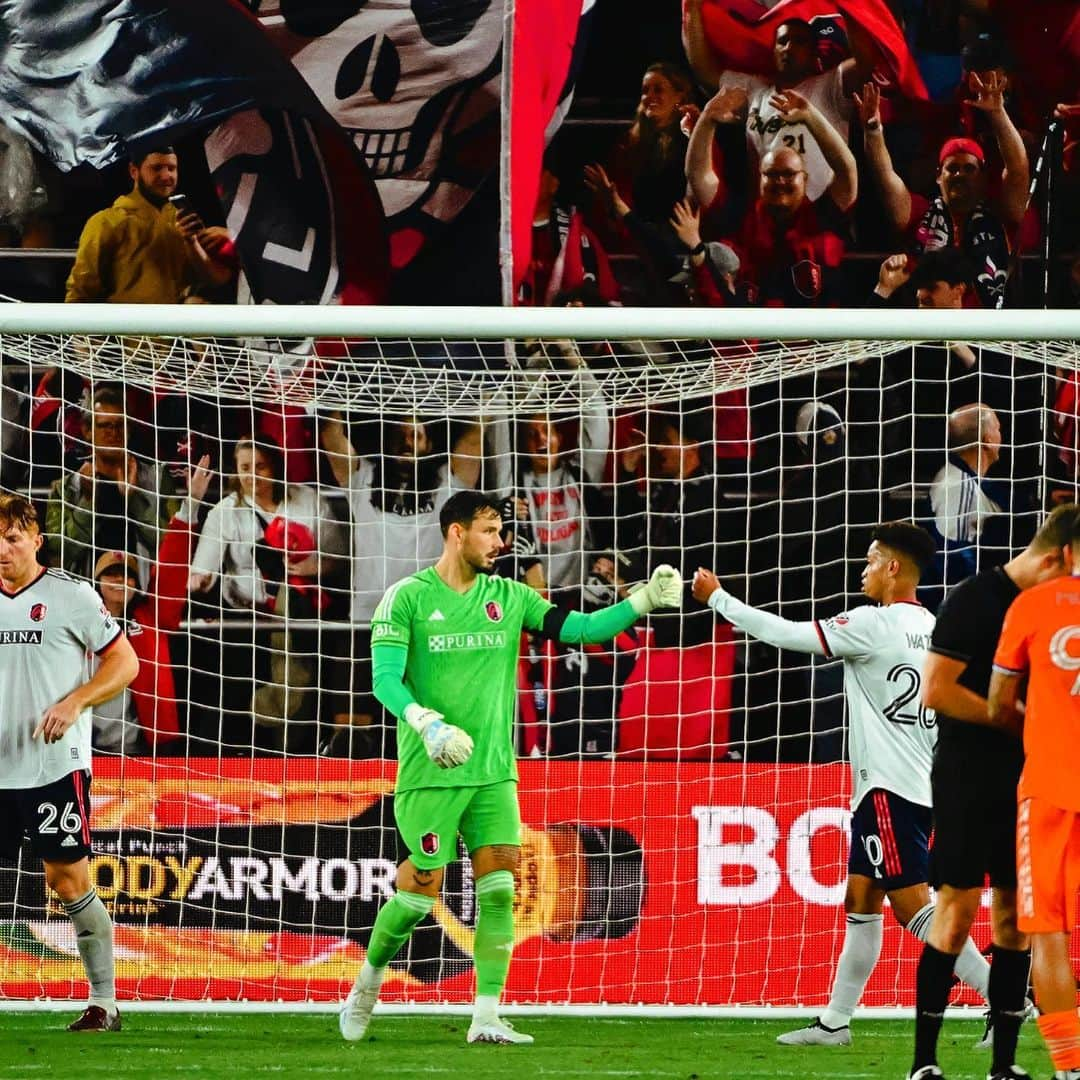 ロマン・ビュルキさんのインスタグラム写真 - (ロマン・ビュルキInstagram)「Great performance from the whole squad 💪🏽 Thanks to all of the City Fans who stayed through the storm and the tornado warning 🌪️ ⛈️⚡️ You are amazing ❤️ #RB1 #allforcity」4月17日 3時29分 - rbuerki