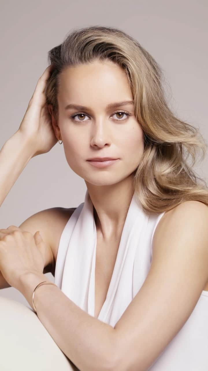 DECORTÉのインスタグラム：「Brie Larson’s secret to flawless skin is our NEW Zen Wear Foundation. A long-lasting liquid foundation that helps to cover pores, redness and uneven skin tone with a smooth, semi-matte finish. Available in 40 shades.   #decorte #jbeauty #brielarson #makeup #foundation」