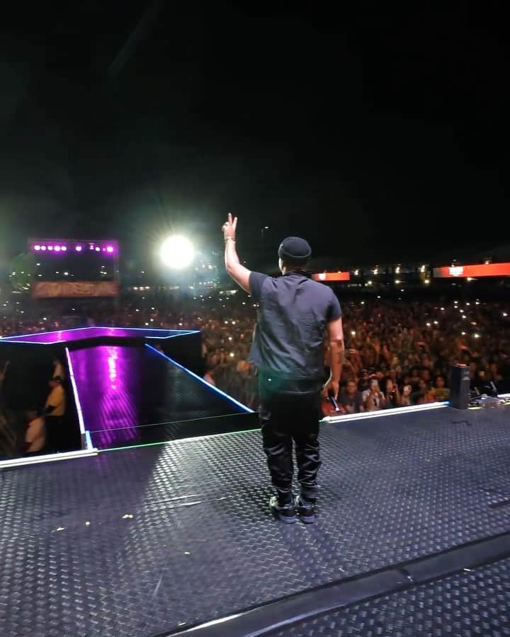 Sorriso Marotoのインスタグラム：「Valeu Brasília por mais um @sambaprimebsb, foi uma noite mágica. É sempre uma alegria cantar pra vocês!🔥💥  A gente se vê em breve! 👀🙌🏽」