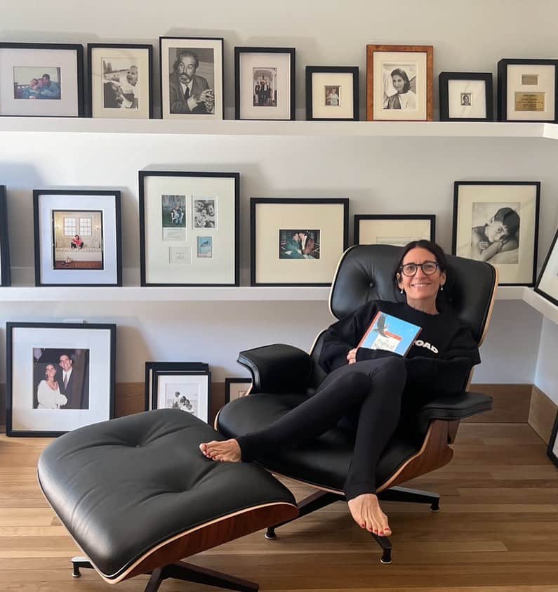 ボビー・ブラウンのインスタグラム：「Fav spot in my home. My office. Surrounded by everything that makes me happy. Especially my #eameschair @designwithinreach My other hang out spot is my bed. Where’s yours?」