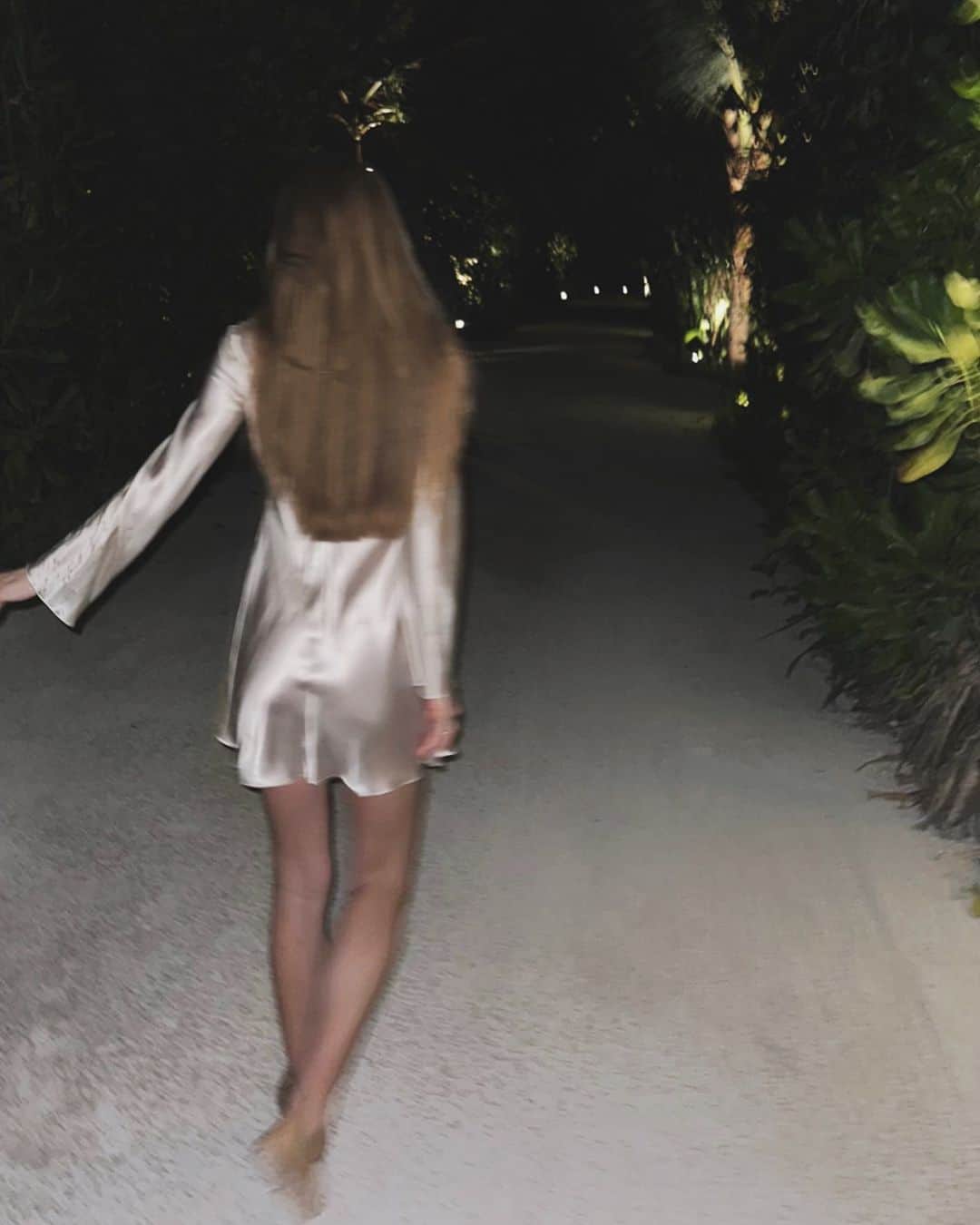 Mathilde Goehlerのインスタグラム：「Jungle walks 🖤 Annonce @alila.maldives」