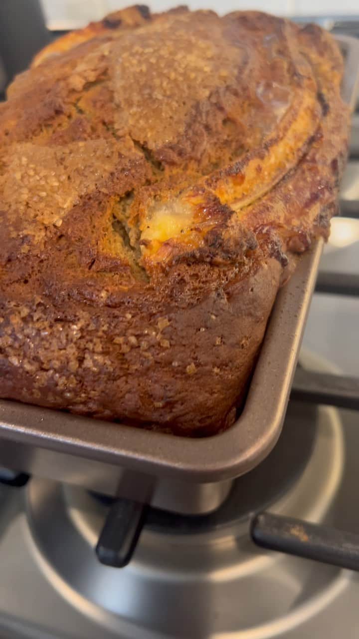Chelsea Houskaのインスタグラム：「Banana bread in the making 🤌🏼 Using all the @aubree.says goodies!   *Posting the recipe in the comments*  What are you making on this Sunday? ⬇️」