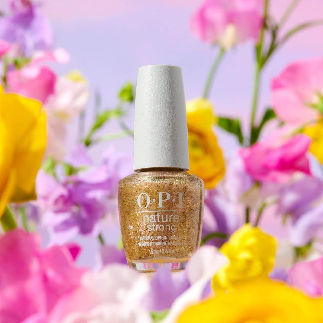 OPIさんのインスタグラム写真 - (OPIInstagram)「Get your bling on with #MindfullofGlitter, an opalescent glitter shade from #OPINatureStrong, our vegan system 🤩  SWIPE to see more of this golden glittery shade 💅   #OPI #VeganNailPolish #GlitteryNails」4月17日 3時55分 - opi