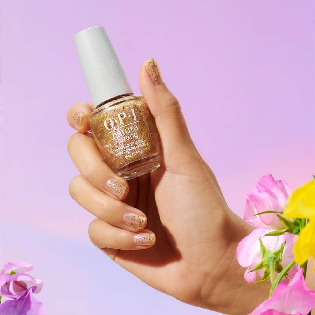 OPIさんのインスタグラム写真 - (OPIInstagram)「Get your bling on with #MindfullofGlitter, an opalescent glitter shade from #OPINatureStrong, our vegan system 🤩  SWIPE to see more of this golden glittery shade 💅   #OPI #VeganNailPolish #GlitteryNails」4月17日 3時55分 - opi