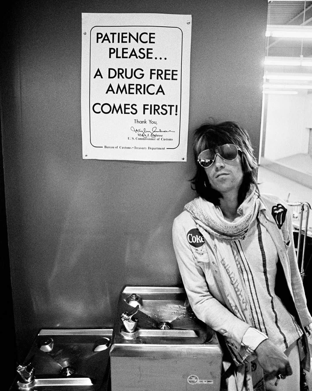 The Rolling Stonesさんのインスタグラム写真 - (The Rolling StonesInstagram)「“Patience please..” - 1972  “...I was traveling with the Rolling Stones, watching from the sidelines, when I noticed the sign. I called Keith over and took two quick snaps. The customs officer threatened to confiscate the film, so I retired quickly. I knew what I had.”   @officialkeef photographed by Ethan Russell」4月17日 4時05分 - therollingstones