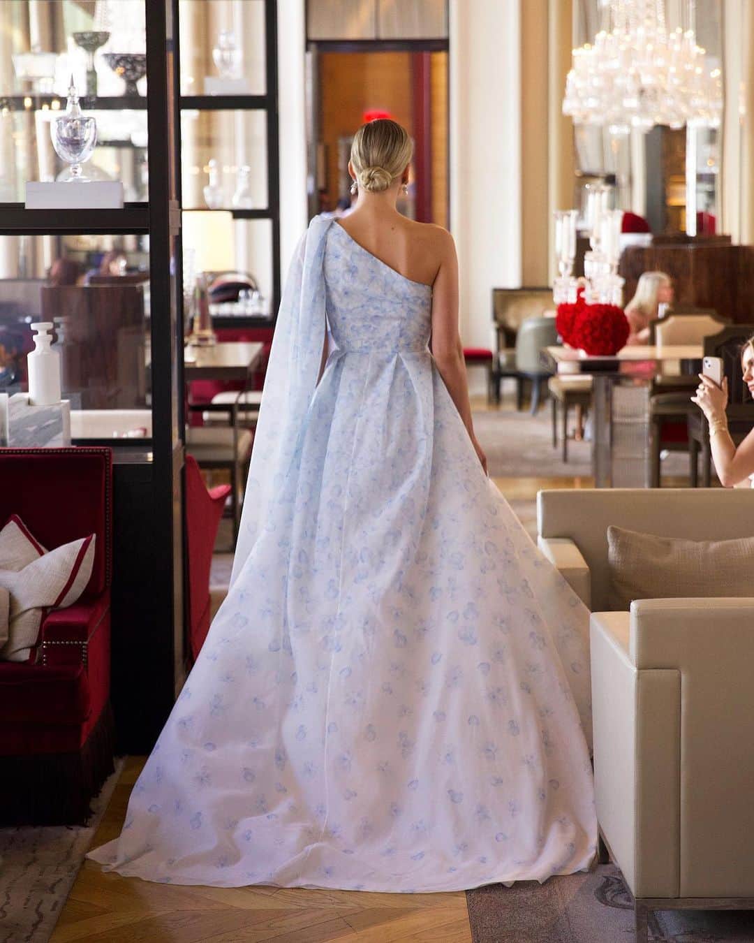 サッチン+バビさんのインスタグラム写真 - (サッチン+バビInstagram)「The Endira Gown & Aura Coat Anouk Gown」4月17日 4時12分 - sachinandbabi