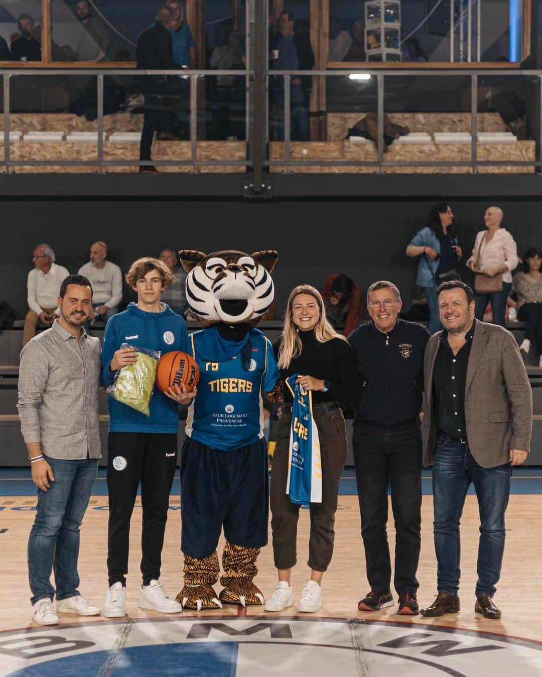 マチルド・グロさんのインスタグラム写真 - (マチルド・グロInstagram)「Hier soir j’ai eu l’honneur de recevoir le maillot de l’équipe N2 du @pays_salonais_basket_13 lors d’un match à domicile 🙌🏻 Merci à eux pour cet accueil !  Ce fut un superbe match dans une magnifique salle 🤩 • • #basket #salon #payssalonais #womenathlete #sport」4月17日 4時20分 - gros_mathilde